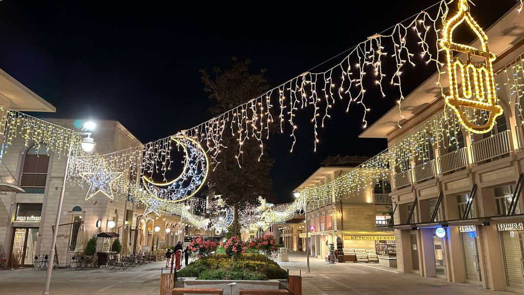 Konya bayrama hazır! Tarihi sokaklar yeniden ışıl ışıl 11